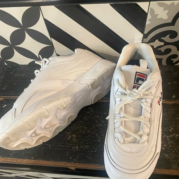 🇺🇸FILA sneakers- unisex but womens sizing! ✨EUC✨used for an outdoor photo … - Picture 10 of 12